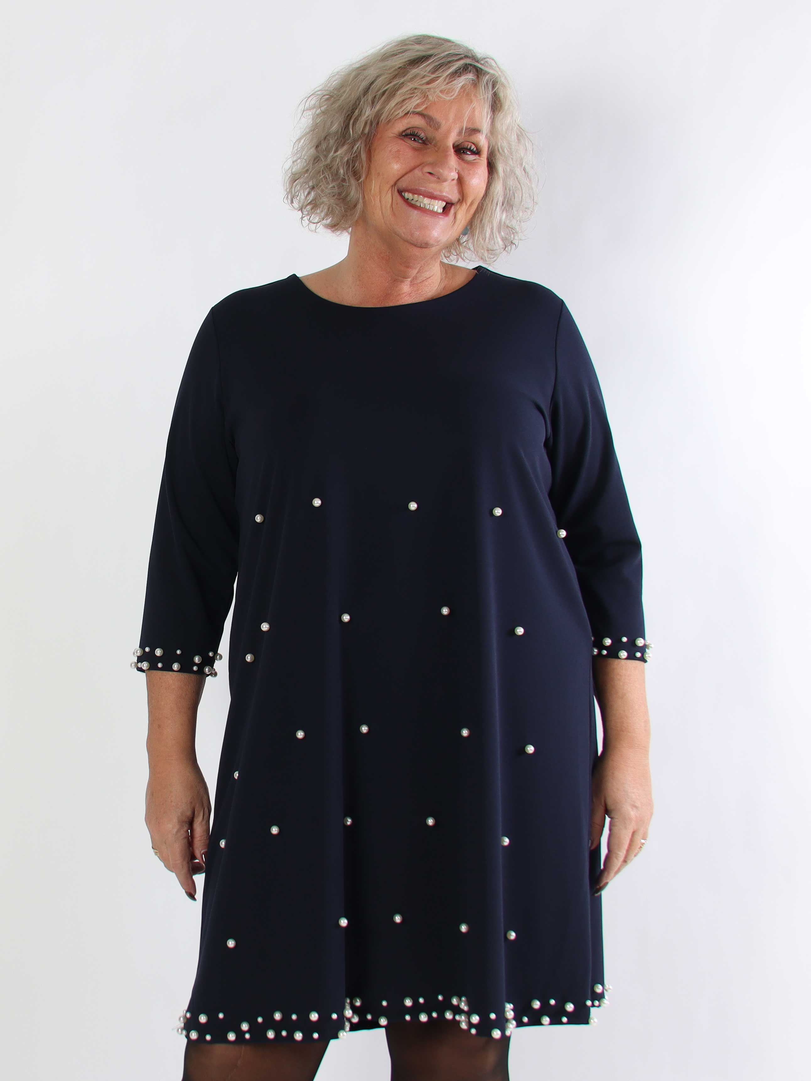 Obi - Klassisk plus size kjole med fine perler